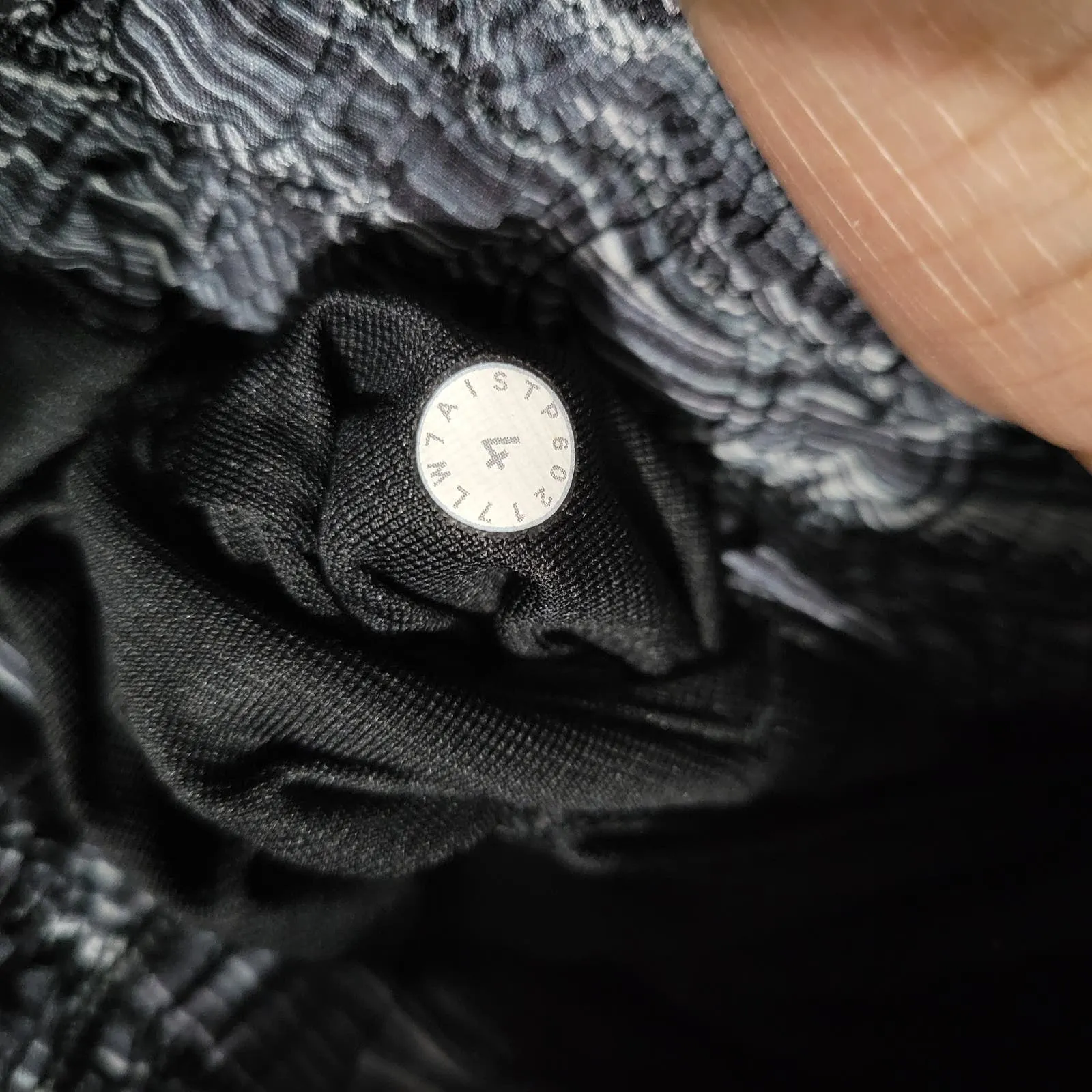 Lululemon Hotty Hot Short II Black Alpine Running Low Rise Lined Pockets 4in Size 4